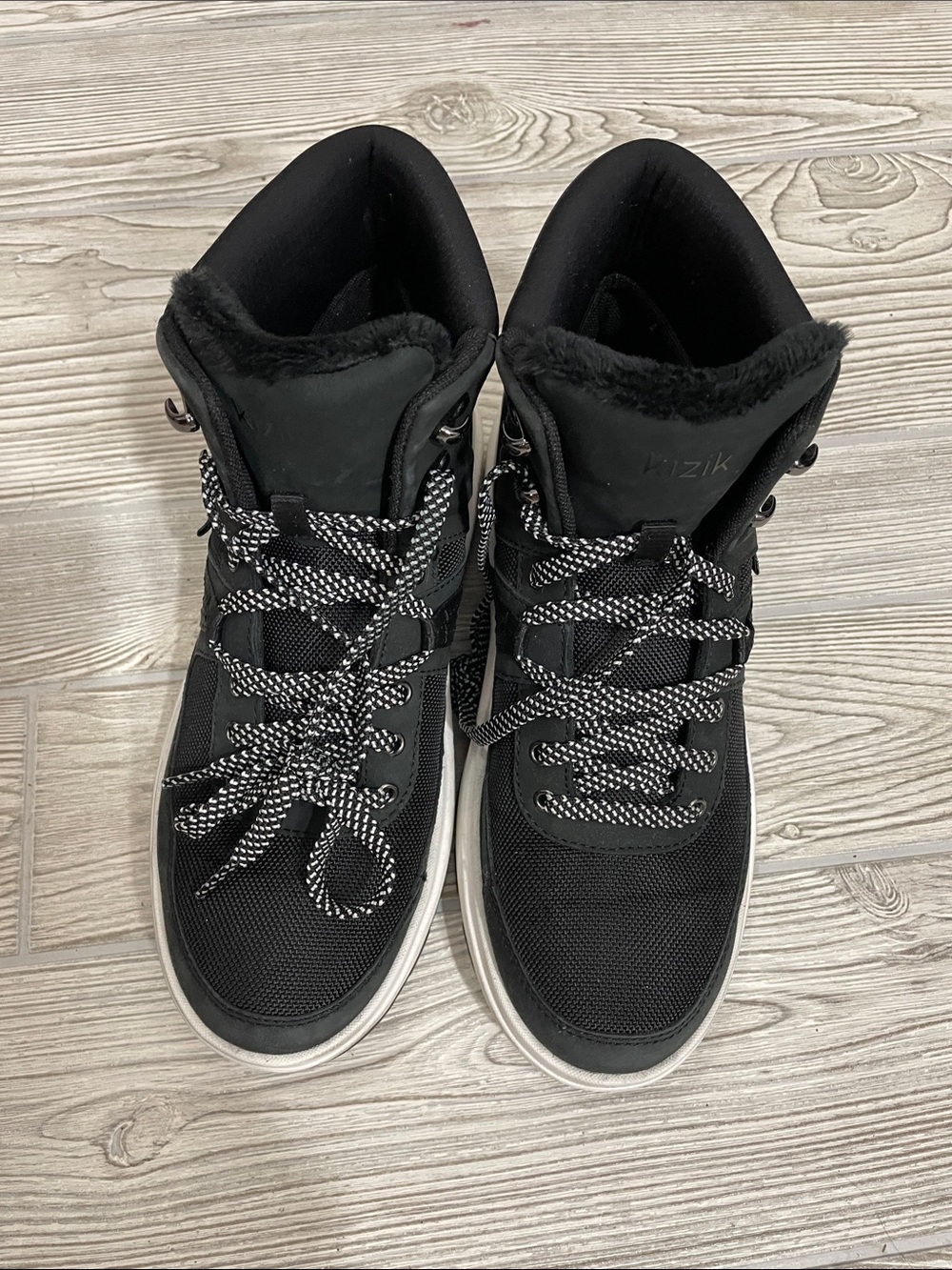 Kizik Sierra Boot in the Black/White